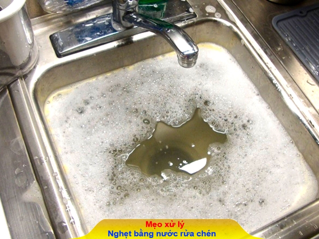 xử lý nghẹt bằng nước rửa chén